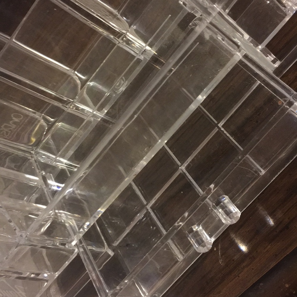 Makeup Container - Picture 2 of 4